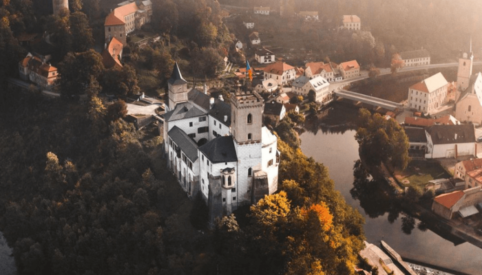 production-services-and-filming-in-czechia-castle-along-the-water