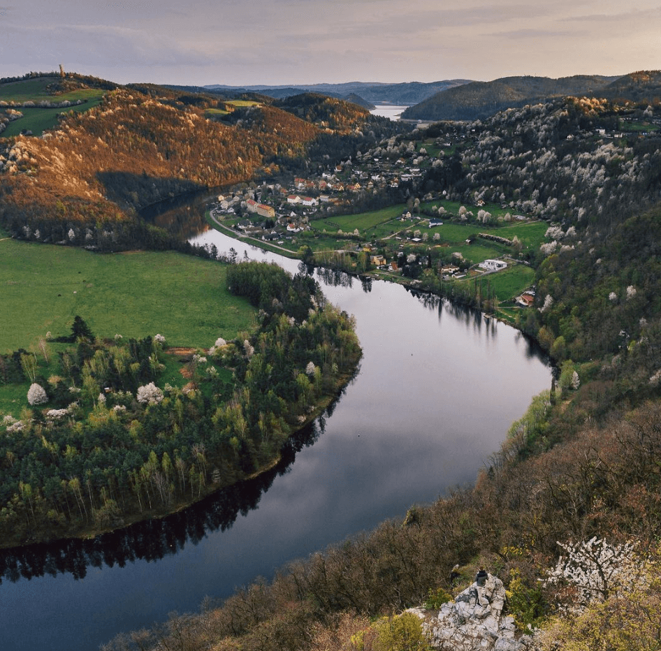 production-services-and-filming-in-czechia-river-meander
